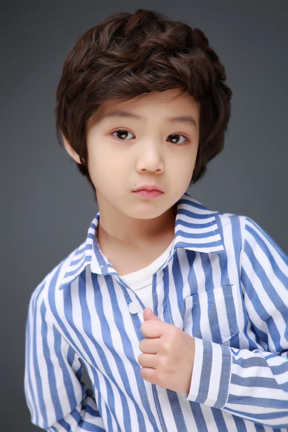 来看看全眞09在ig(点我)上分享的日常生活照,感觉走在路上会被星探