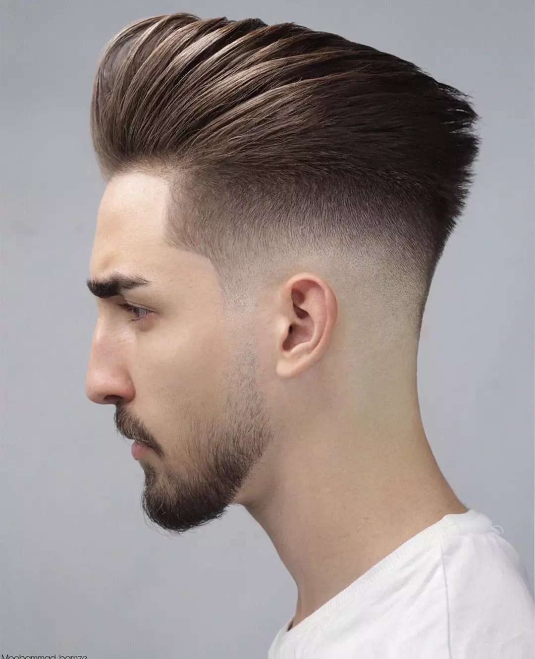 两边剪短中间留长的发型,对于技术要求较低,只要是会剪头发的理发师