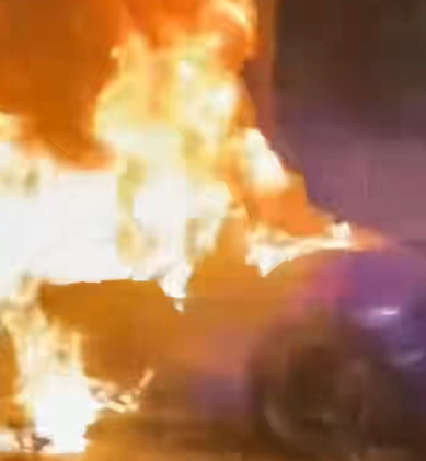 成都一紫色兰博基尼撞上绿化带起火，交警回应：正进一步调查