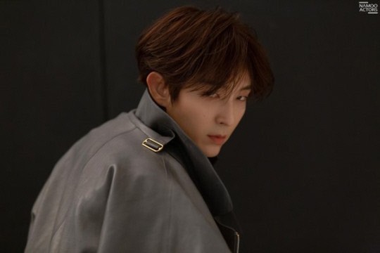 韩国艺人李准基未公开杂志写真侧颜回眸帅气