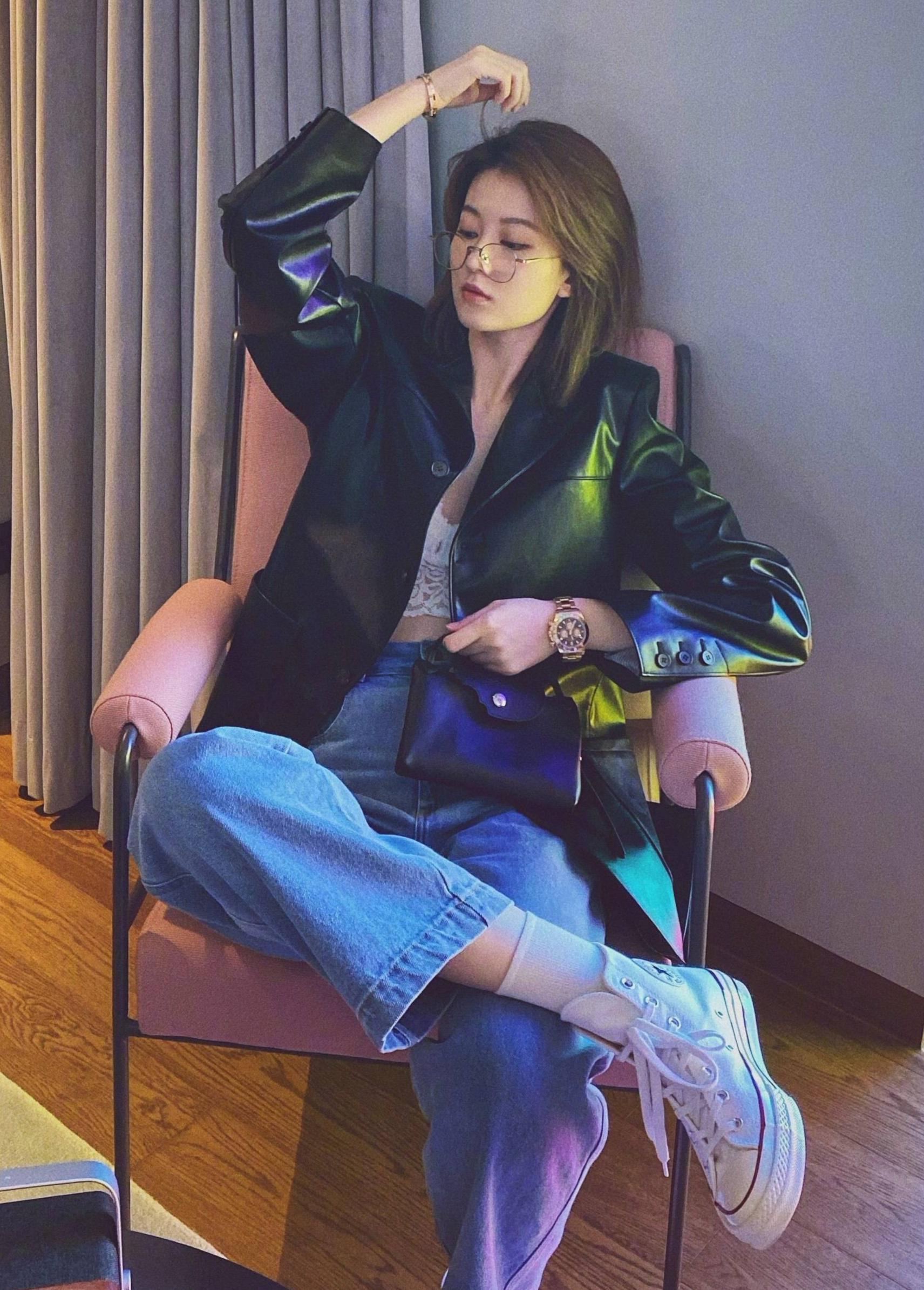 乔欣豪宅晒大长腿黄色套装配亮片发卡白富美大妞美得认不出来