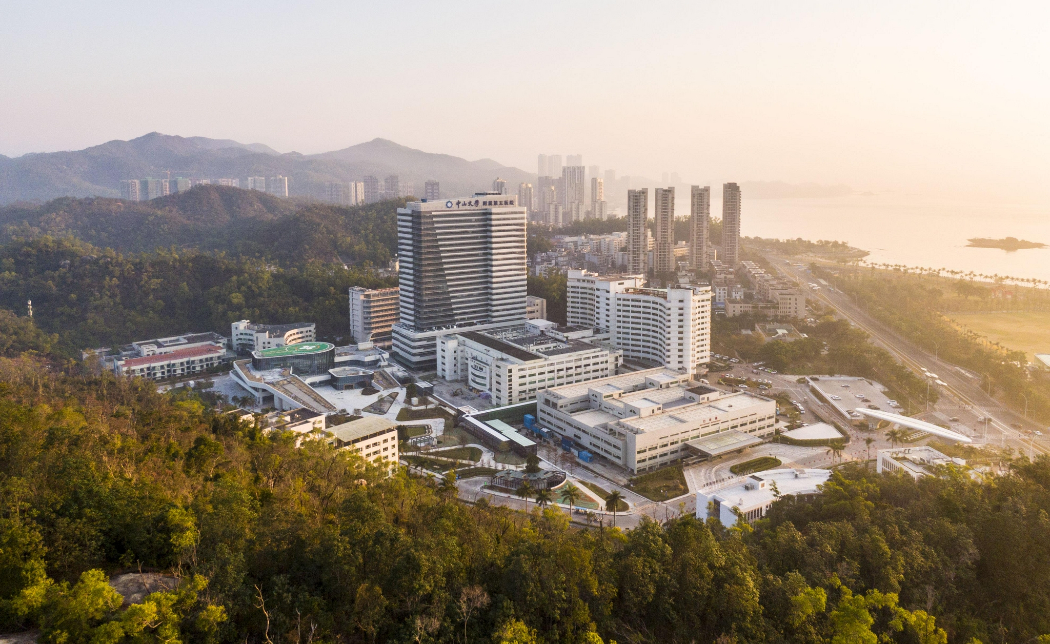 据悉,2021年2月,中大五院与澳门镜湖医院签订了友好合作框架协议,在