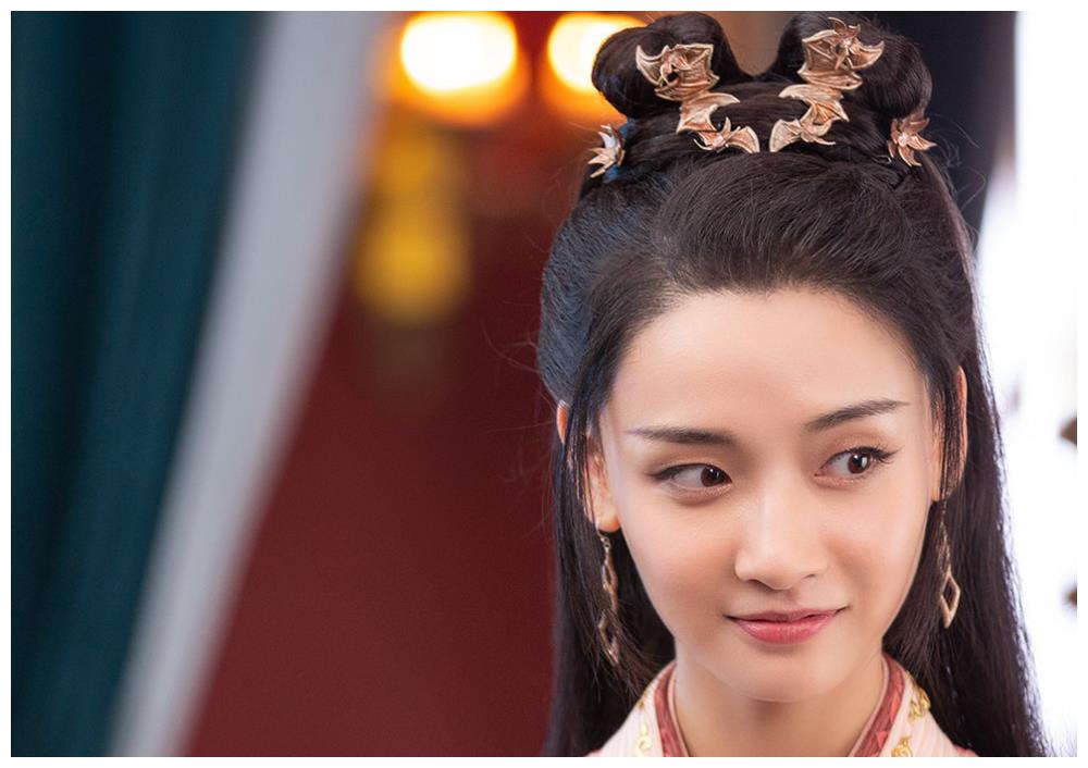 葛鑫怡在此剧中饰演的是"凌萱萱",直爽伶俐的凌家二小姐.