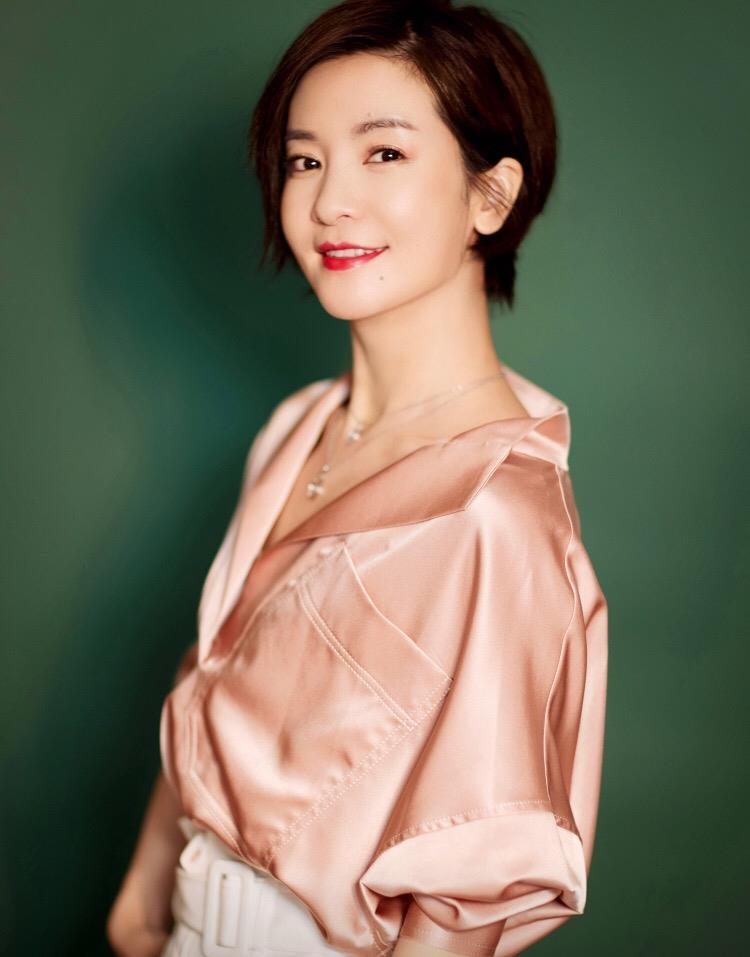 李晟剪去长发干练清爽,丝绸衬衫高级感满满__财经头条