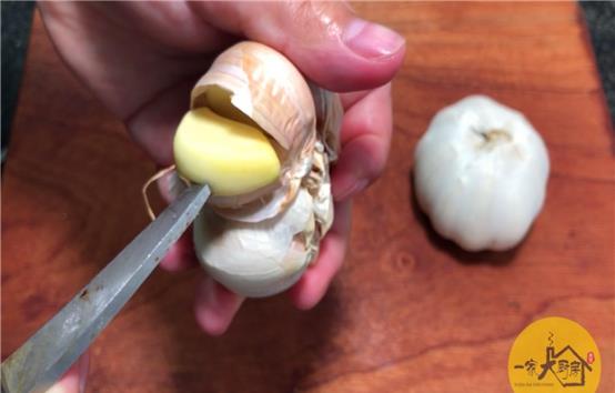 剥大蒜时,只要碰一碰这个部位,蒜皮马上完全脱落,太实用了!