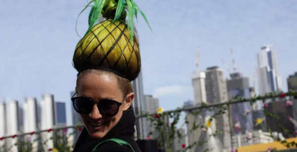 男子设计奇特发型,志愿者头顶水果,海鲜,为做发型花费10万元