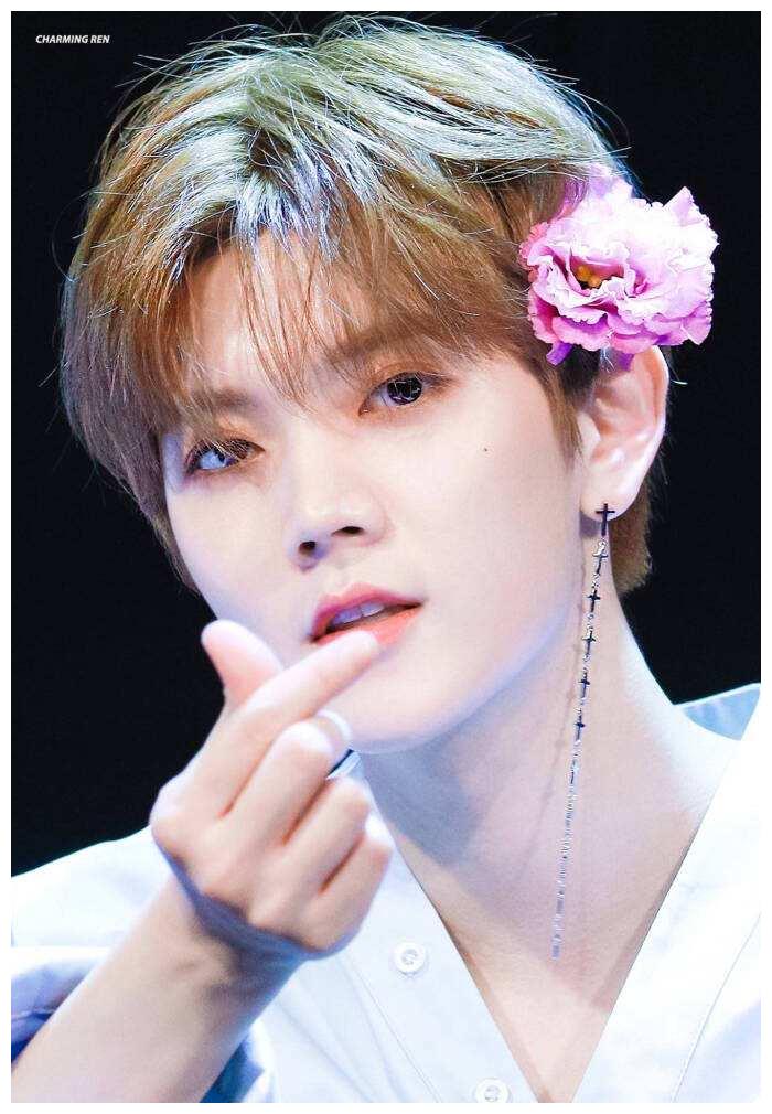 崔珉起长发的时候绝美,最经典的就数something的女装cove舞台了.