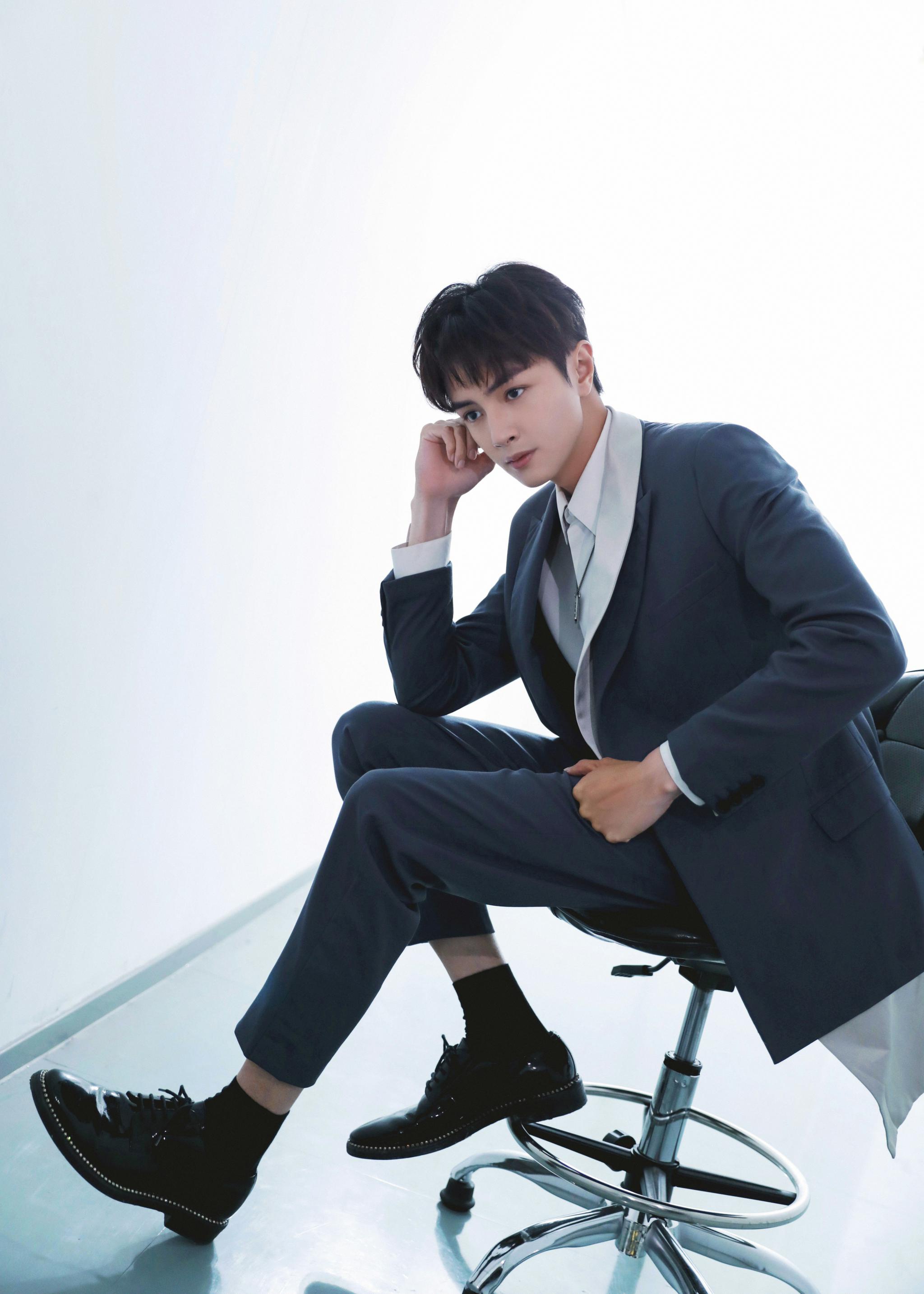 官鸿献声央视唱响坚持西装造型清爽惊艳夏天