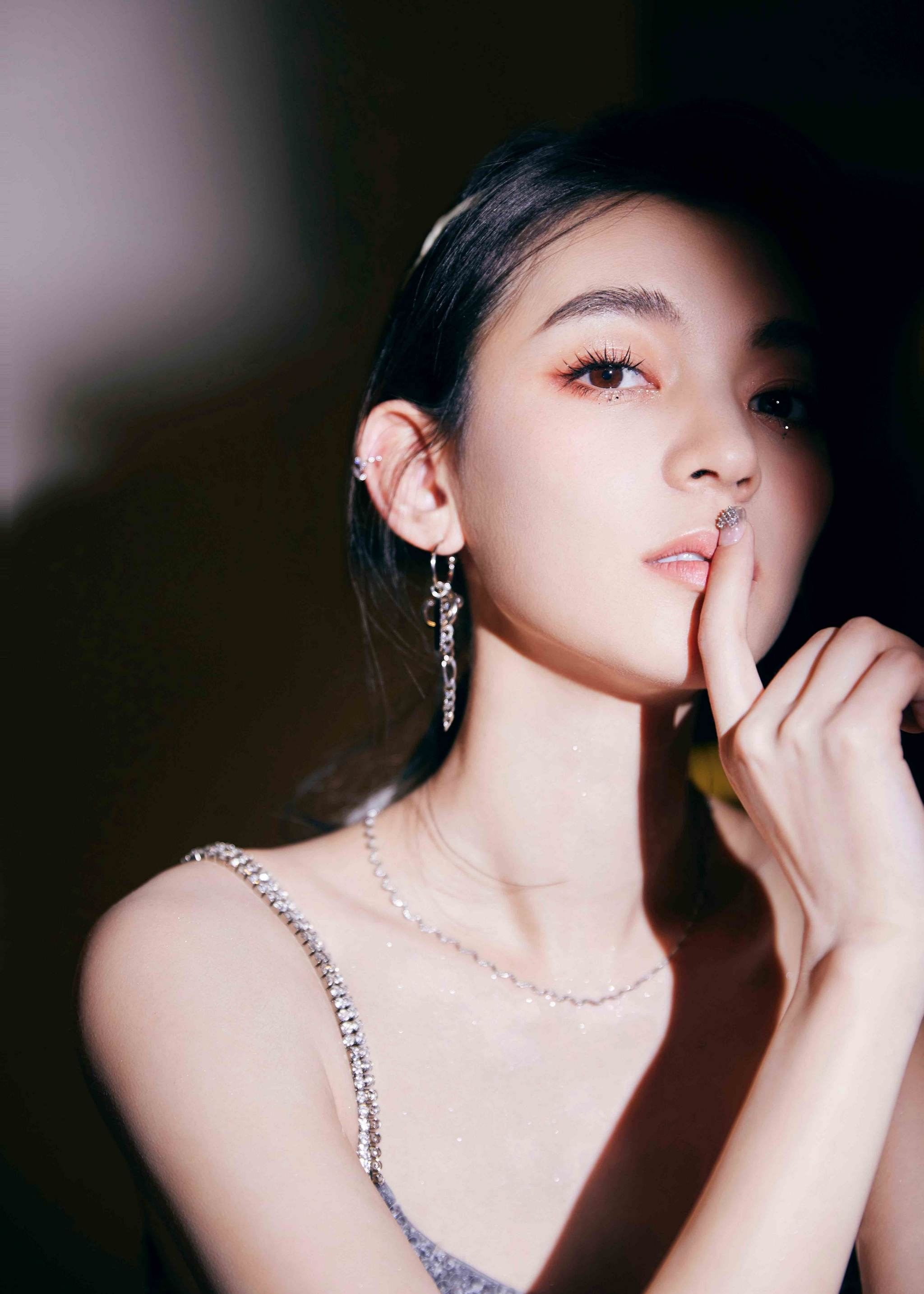 谢子然出席尼龙四周年派对 亮片短裙酷飒亮相尽显摩登个性__财经头条