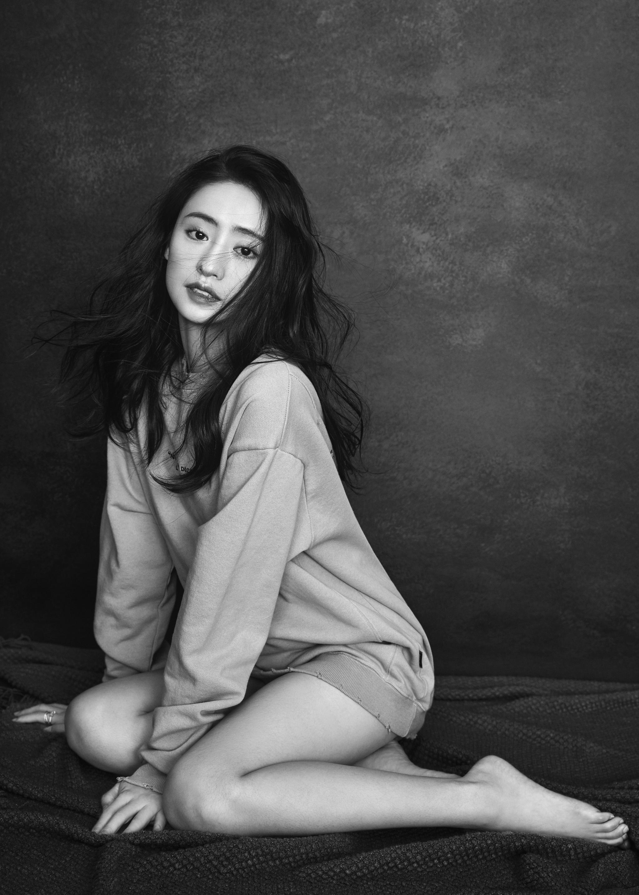 依灵黑白写真大片 巧笑嫣然明眸流转表现力max