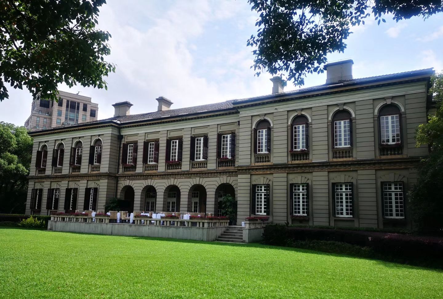 外滩现存最古老的历史建筑,外滩源第一楼——原英国驻沪总领事馆