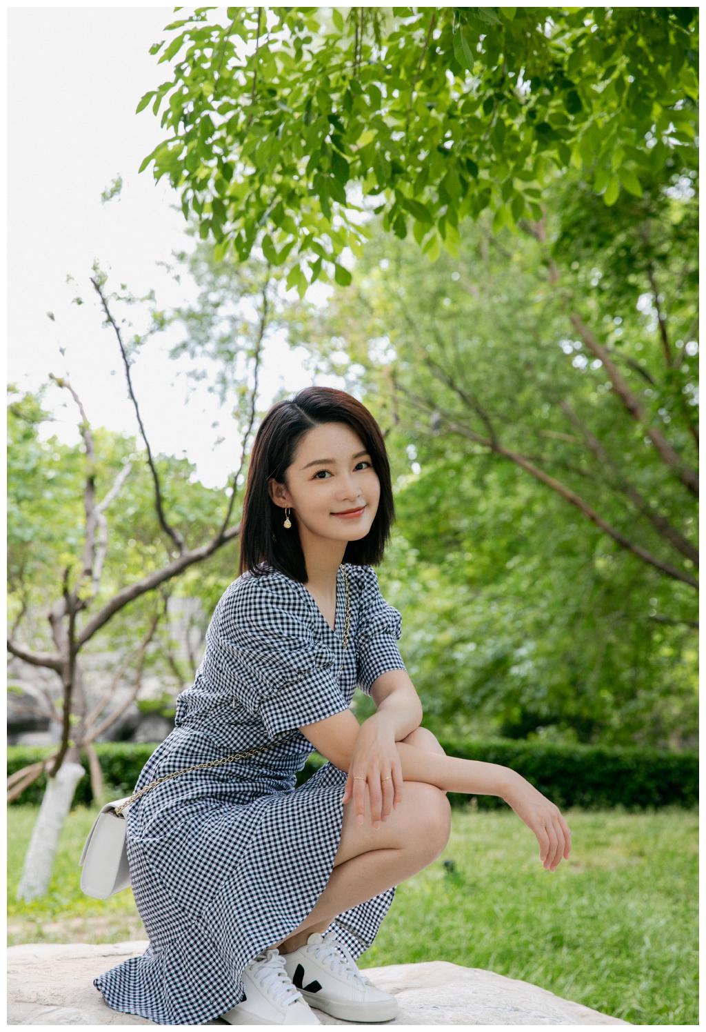 李沁就是"初恋脸",穿白t配格子裙,清新养眼少女感十足