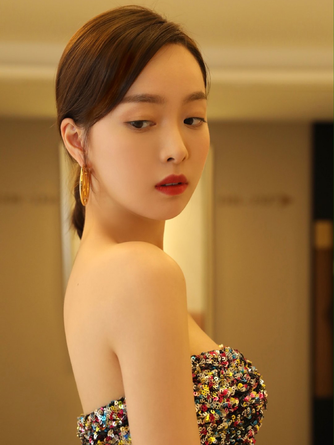 赵尧珂终于放开了搭配镂空上衣腿长任性