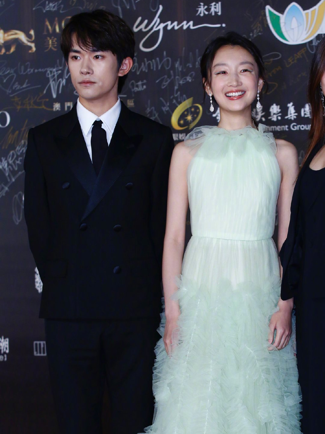 周冬雨穿露背长裙秀身材却被易烊千玺表情抢镜