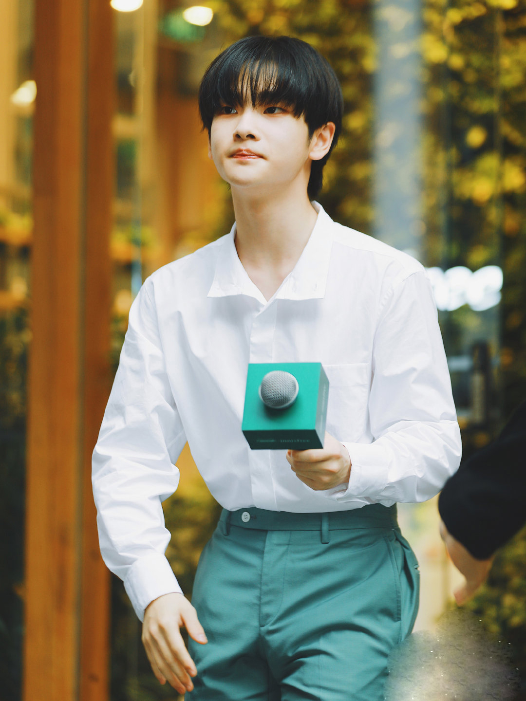 周震南白色衬衫还可以这么穿清爽又帅气