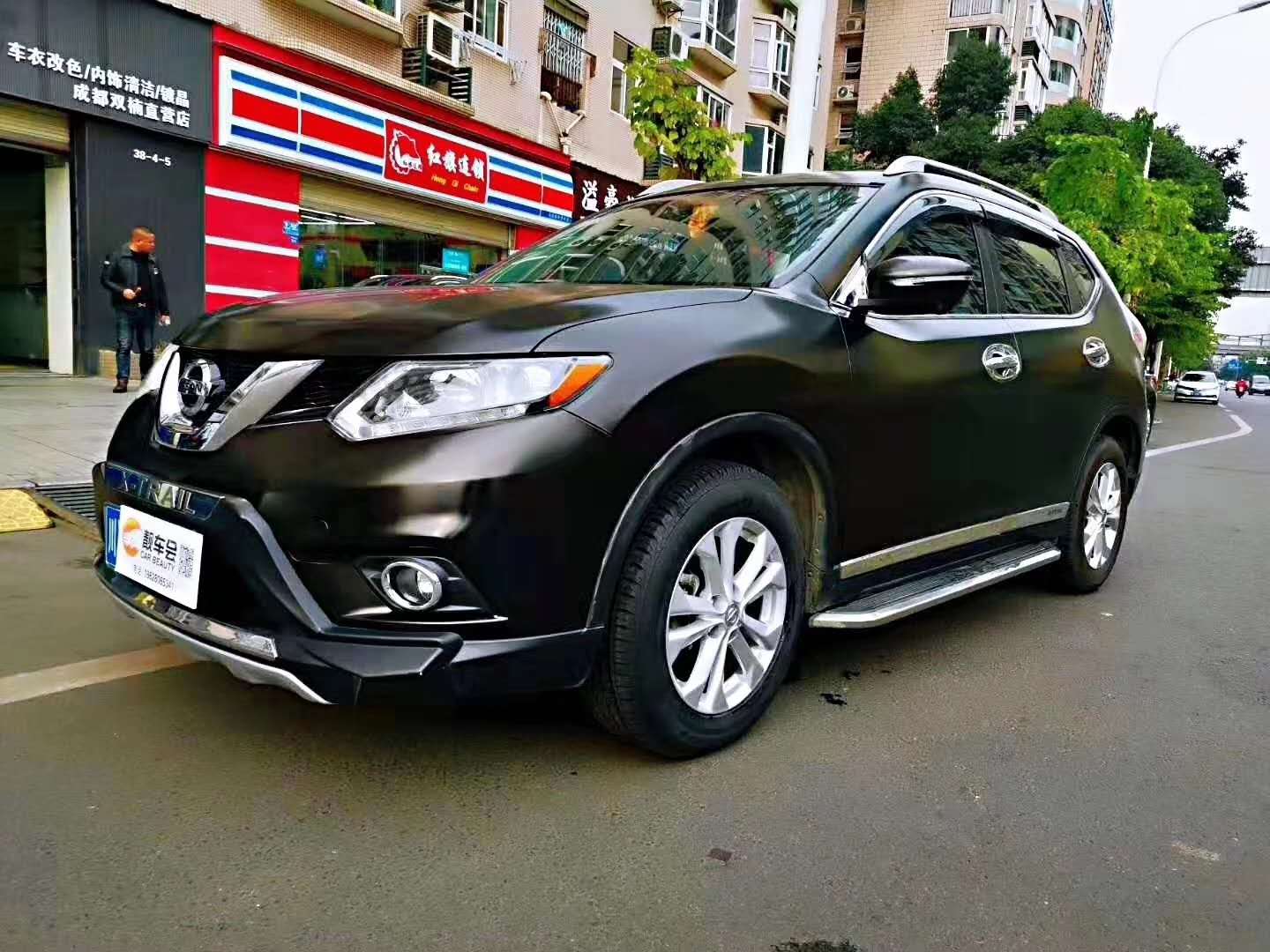日产奇骏电光黑改色膜施工实录__财经头条