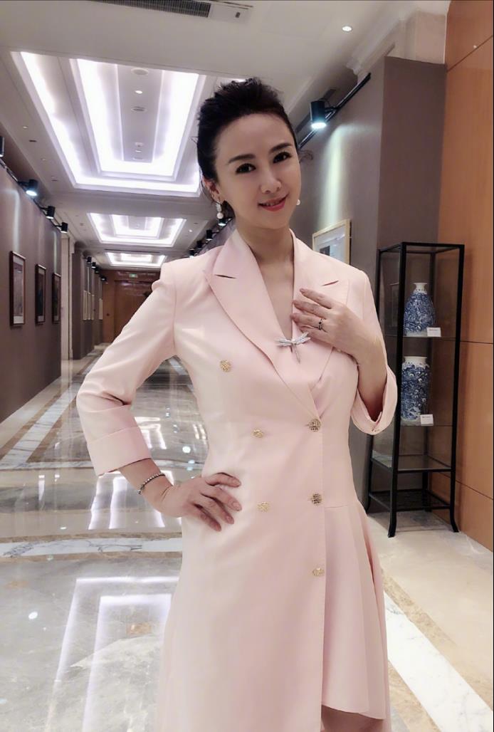 翁虹身材管理真到位穿黑红拼接礼服衬托好皮肤气质高贵