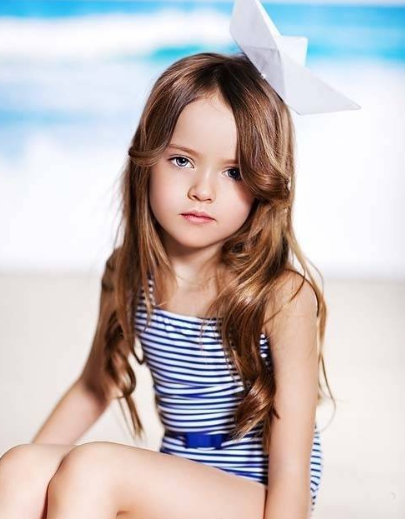 俄罗斯8岁女孩被评为“全球最美少女”，想看一看她的妈妈？|少女|俄罗斯|克里斯汀_新浪新闻