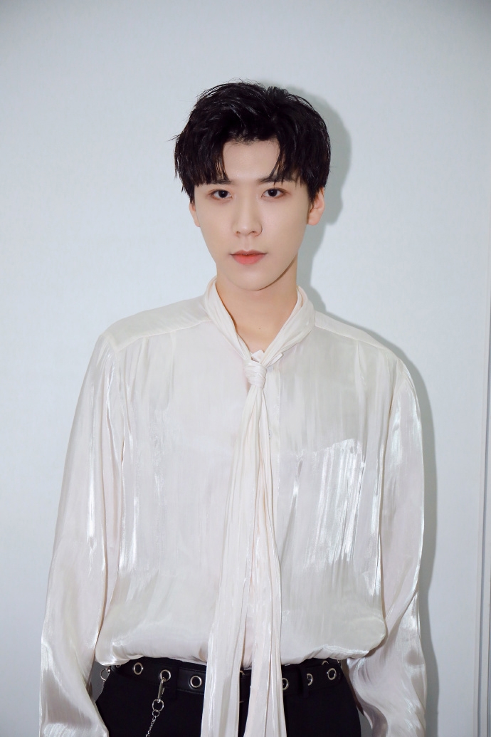 90后帅哥王博文白衬衫干净写真_高清图集_新浪网