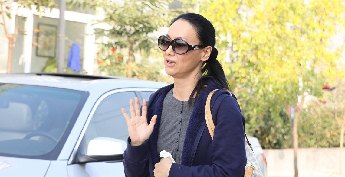 惠英红素颜看着也老了,一身造型随意又休闲,真是没啥女明星架子