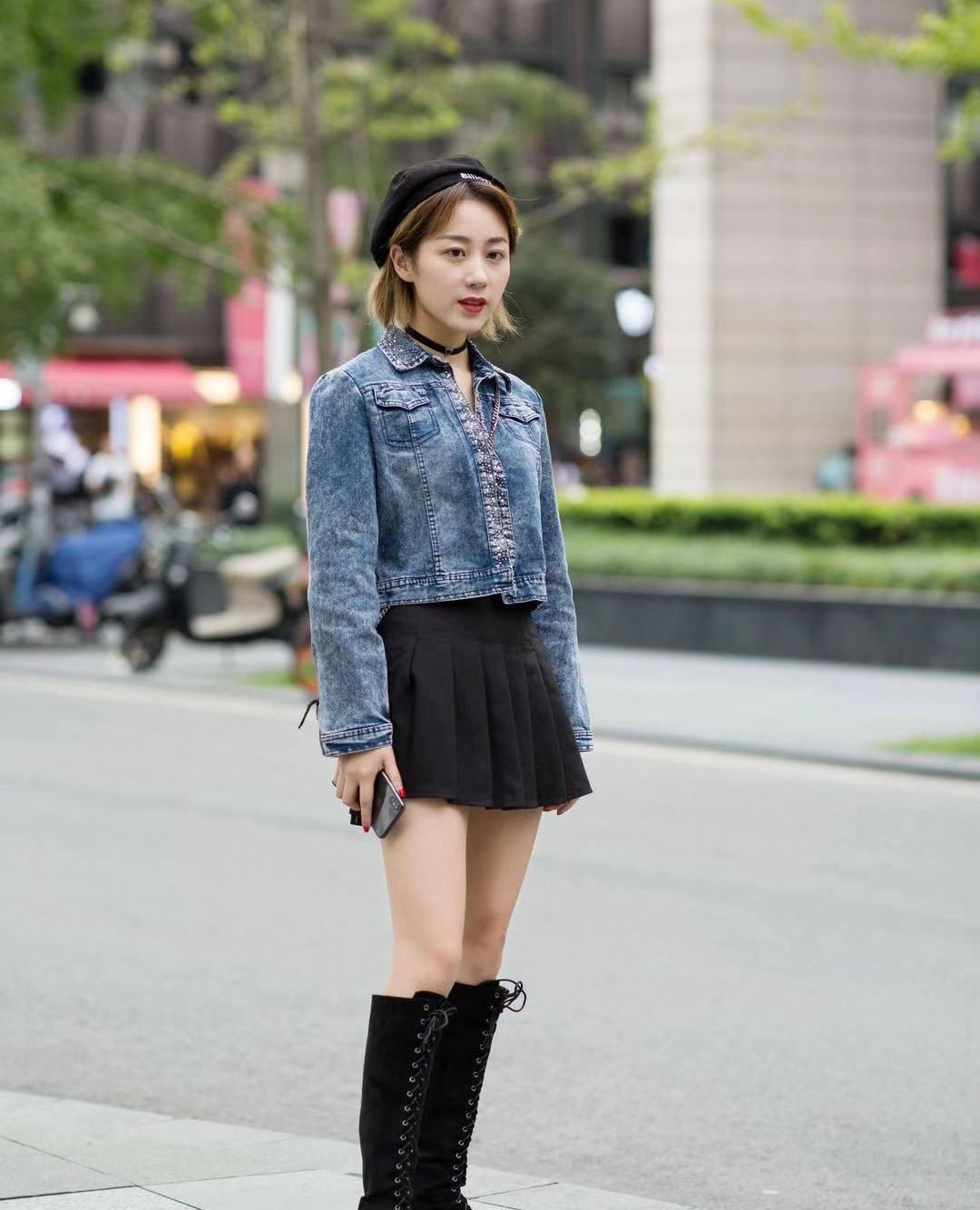街拍:小姐姐牛仔外套搭配黑色短裙,身材纤细时尚魅力十足_高清图集