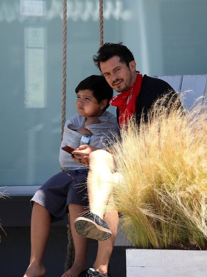 奥兰多·布鲁姆和儿子现身,好久不见胖花啊,也还是圆圆的_高清图集