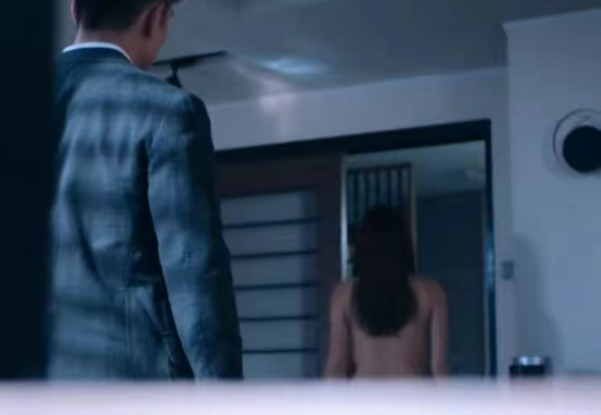 TVB热播剧好带劲，星二代挑战激情戏，演员男扮女装和男主激吻休闲区蓝鸢梦想 - Www.slyday.coM