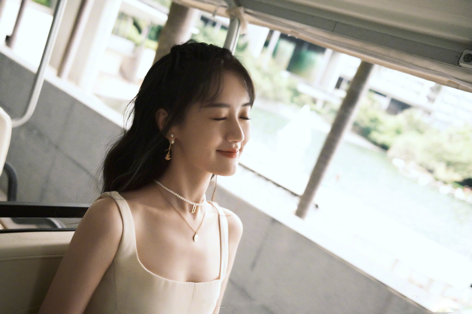 袁冰妍身穿鹅黄色吊带连衣裙出席活动,于海边绽放迷人笑颜