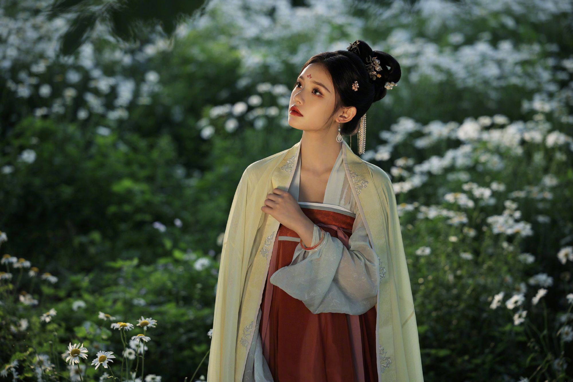 穿古装拿扇子演绎古风美人,宋引章太上头了