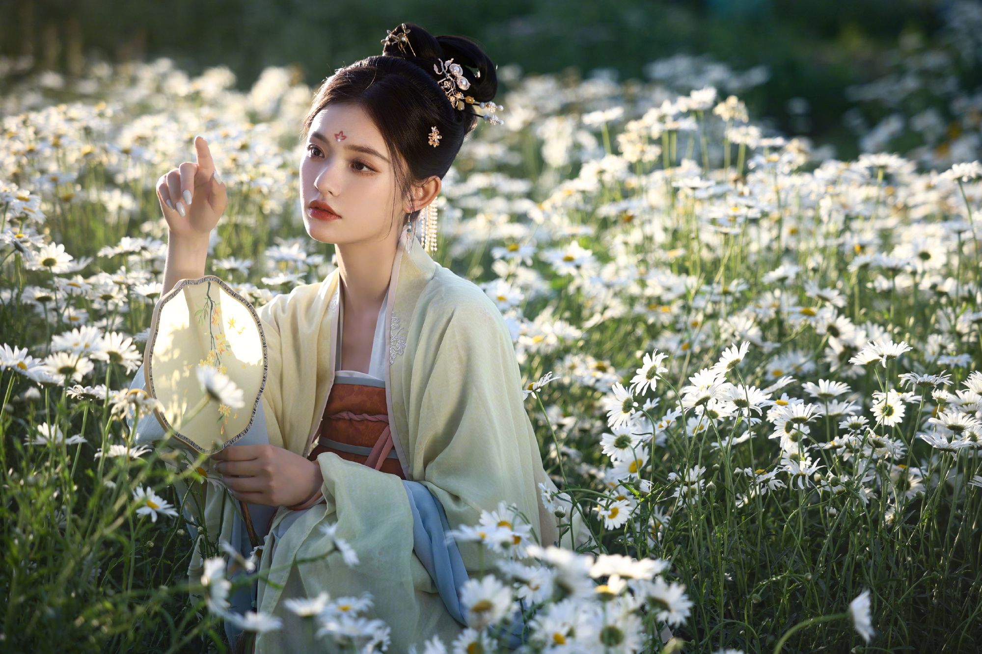 穿古装拿扇子演绎古风美人,宋引章太上头了