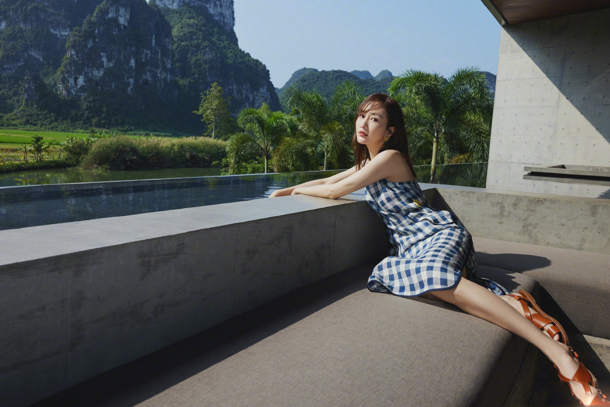 王鸥九宫格度假大片,身穿蓝白格子露背裙搭配棕色凉鞋,干净清新__财经
