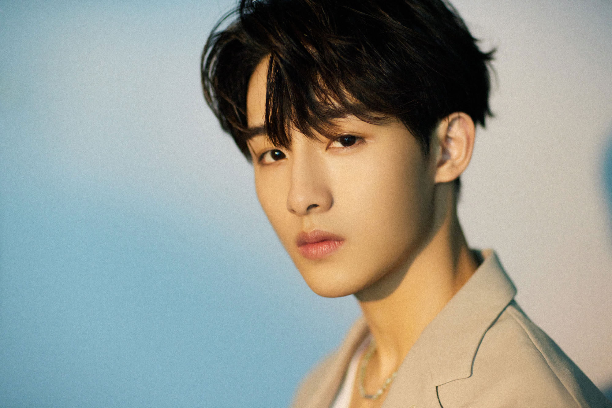 董思成最新生日写真,清爽造型与蓝色鎏光完美契合__财经头条