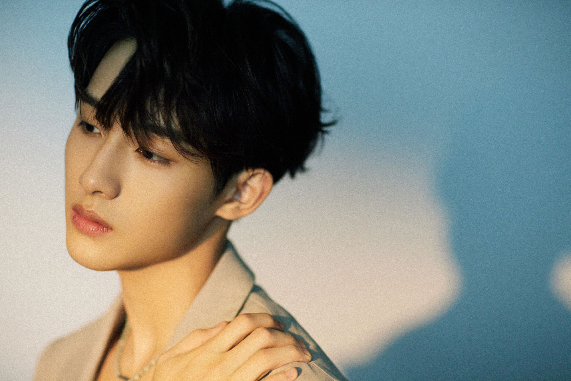 董思成最新生日写真,清爽造型与蓝色鎏光完美契合__财经头条