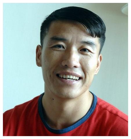 当年乡村爱情赵四的扮演者选取的并非是刘小光而是关小平,不过关小平
