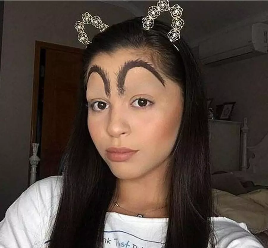 俄罗斯女子"腰带眉"竟成网红,奇葩的眉毛大盘点,连热巴都上头