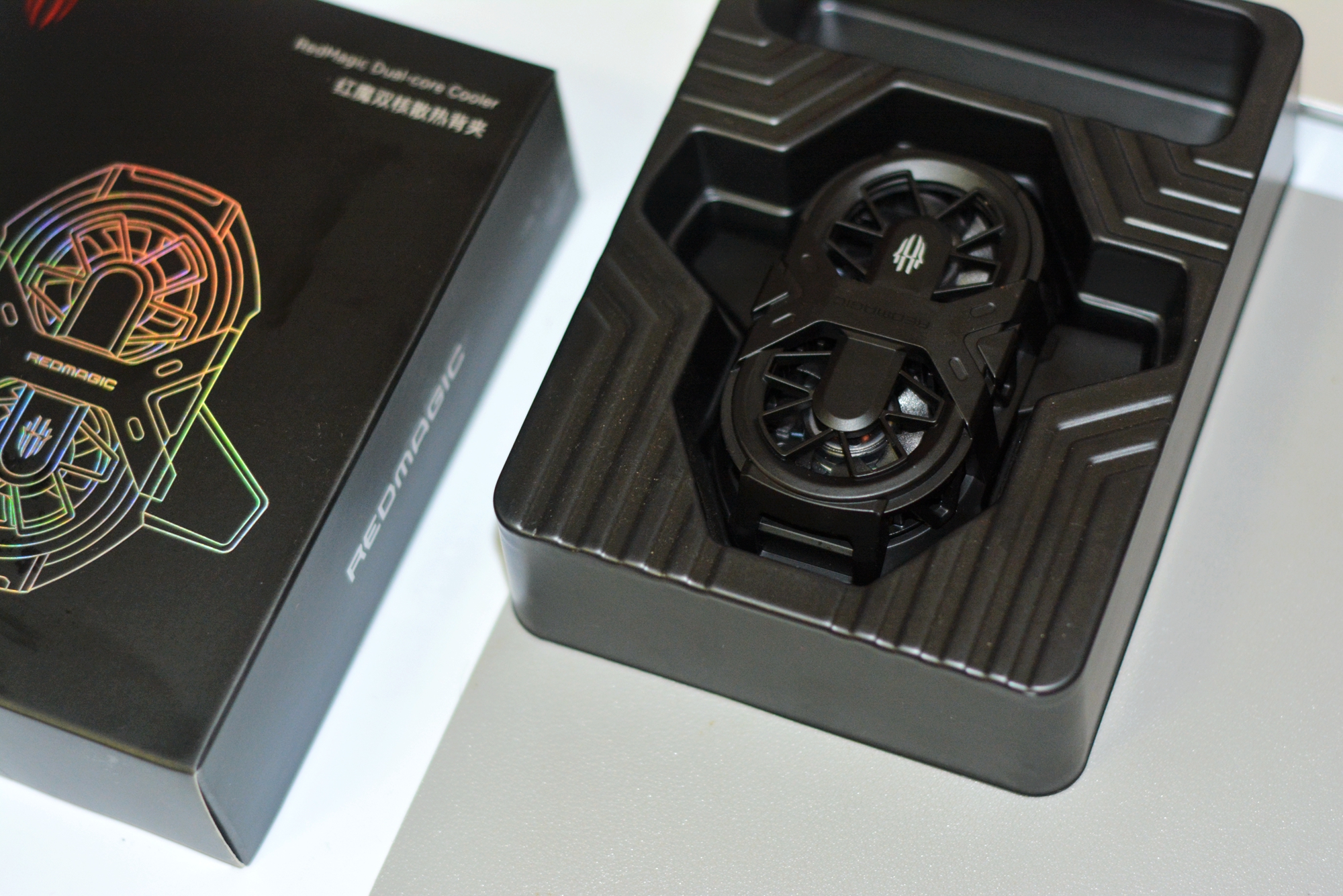 一款能够冰冻手机的散热器红魔双核散热背夹