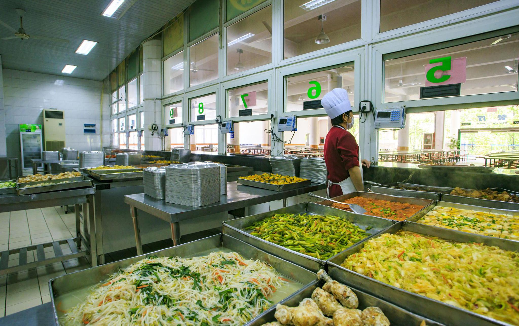 武汉某学院食堂被曝用脚洗菜,公共饮食卫生问题怎样避免?