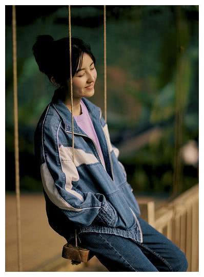 18岁张子枫最新写真曝光!高马尾牛仔服青春无敌好俏皮,笑容超甜