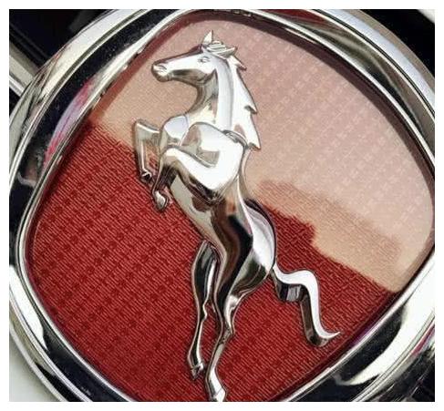 带马元素的几个车标,普通人最喜欢第2个,而最后一个被人嫌弃