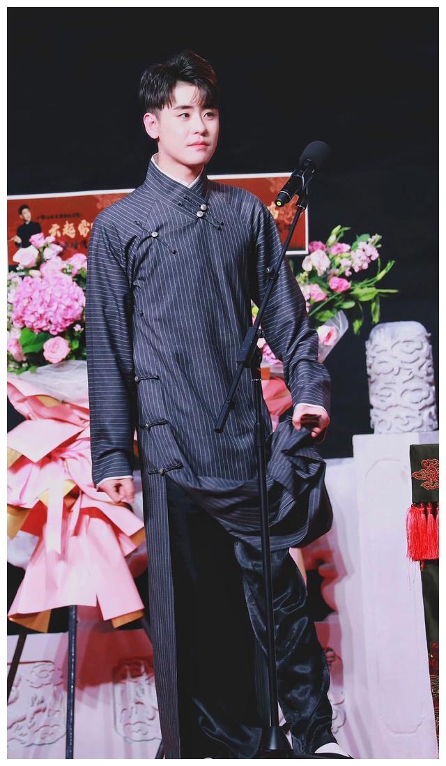 张云雷娃娃腿让人羡慕也让人感叹不容易