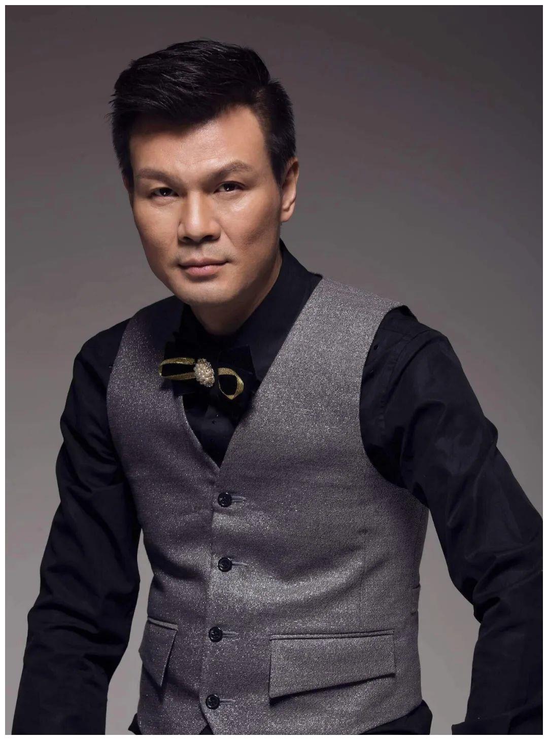 曾是主持一哥,与郭德纲赵本山同台,如今他低调做购物频道主持人
