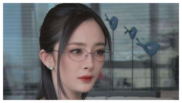 杨幂过安检却意外露出脚踝纹身看清图案我没看错吧