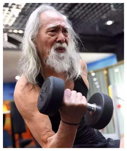 他被称为"国内最帅老头",84岁心态依然年轻,座驾是年轻人最爱