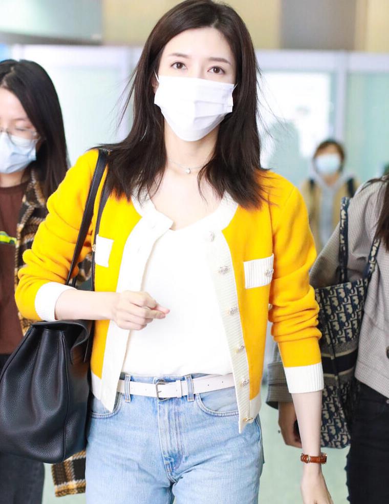 江疏影的高级感从骨子里就有穿针织开衫搭牛仔裤简约又大气