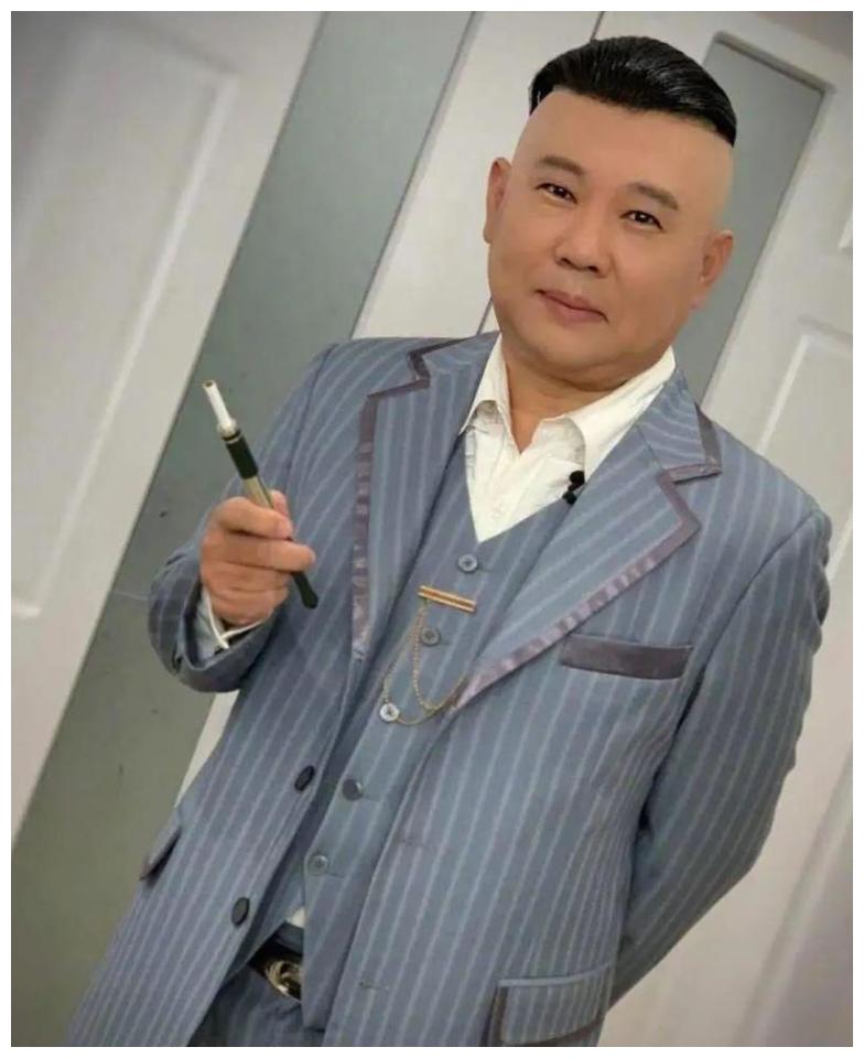 郭德纲帅出新高度,竖条纹西装搭大背头,潮派"大佬范"十足__财经头条