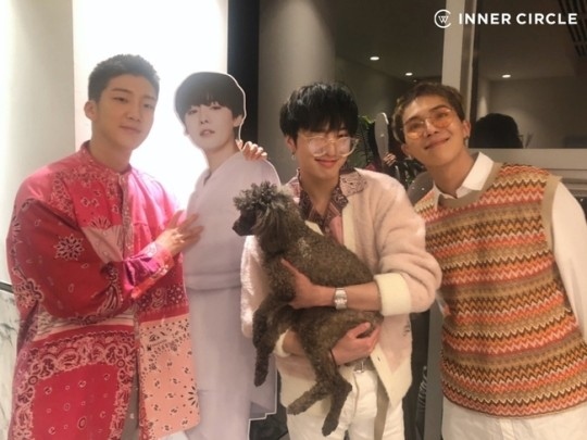  WINNER 网上签名会与粉丝交流，入伍期间和金珍宇的等身大板集体照也 