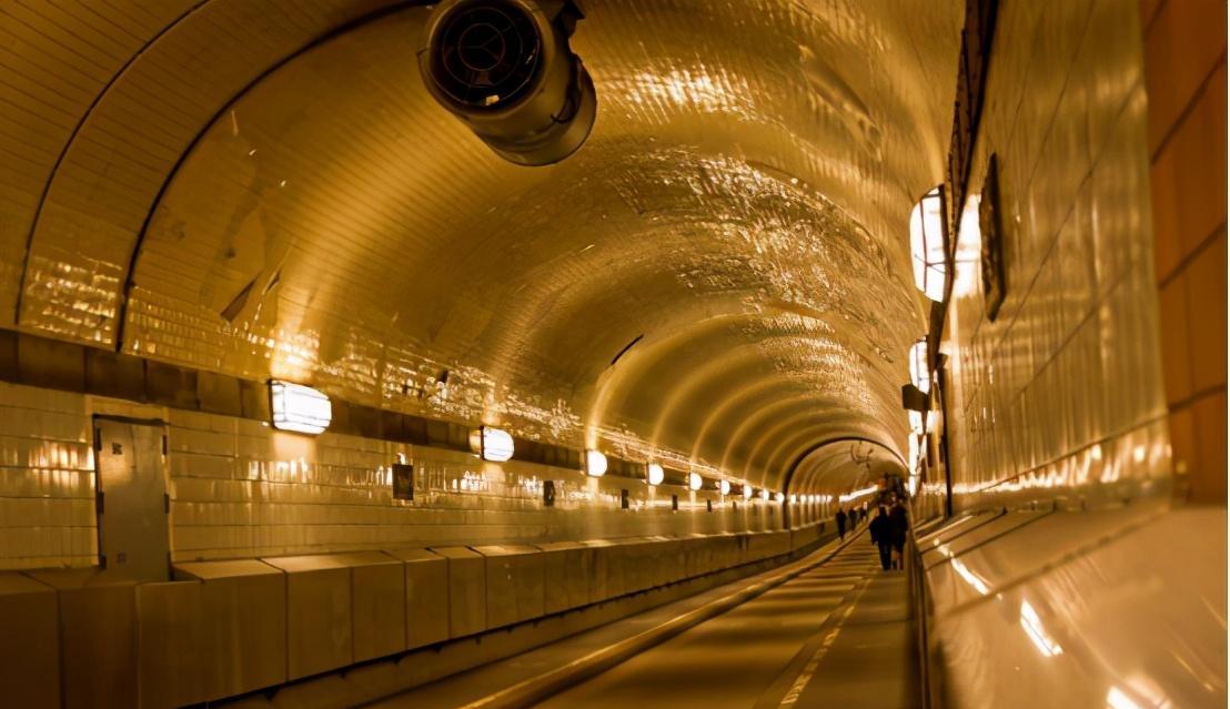 阿尔卑斯山脚下一条最长隧道,斥资661.5亿,耗时17年建成
