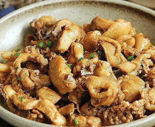 沙姜鸡是广式粤菜中少不了的一道菜,是广东人的桌上美味