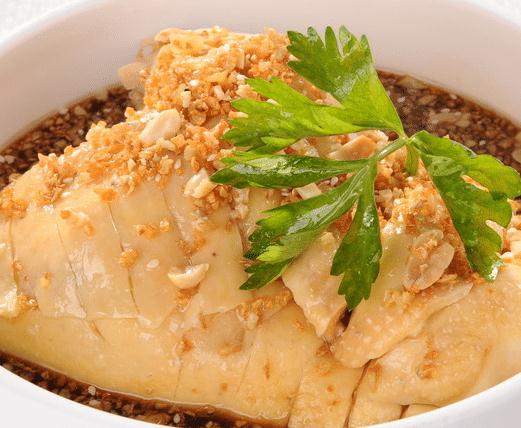 沙姜鸡是广式粤菜中少不了的一道菜,是广东人的桌上美味