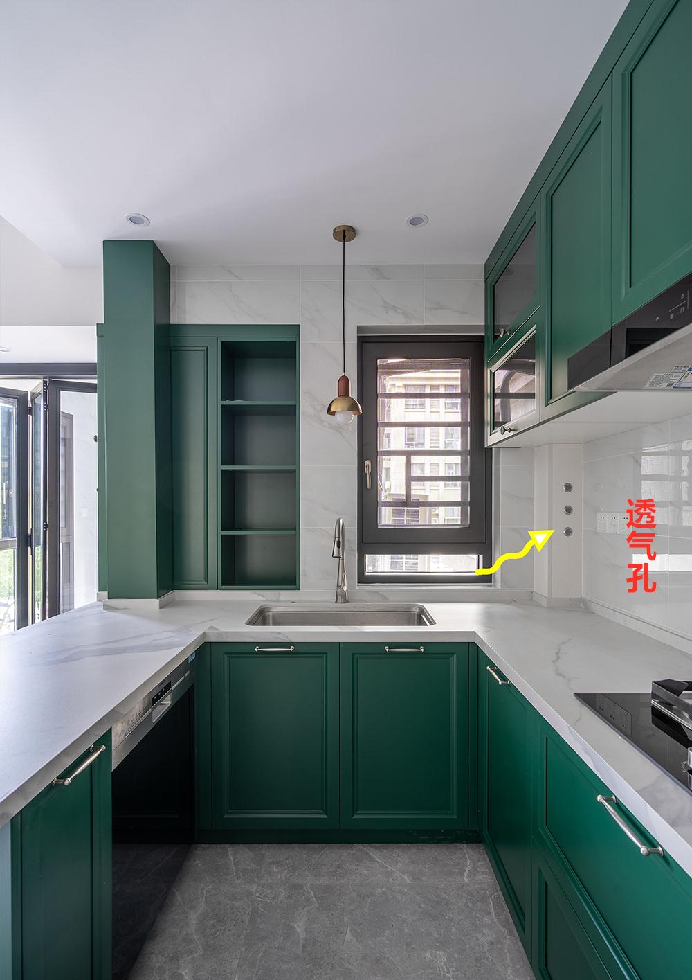 从没见过这么干的!燃气管道穿过整个客厅到厨房,房子越住越压抑